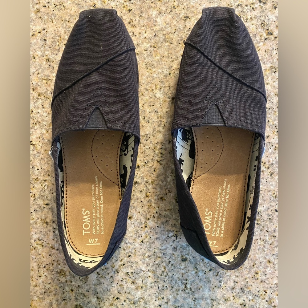Size 7 Women’s Black TOMS